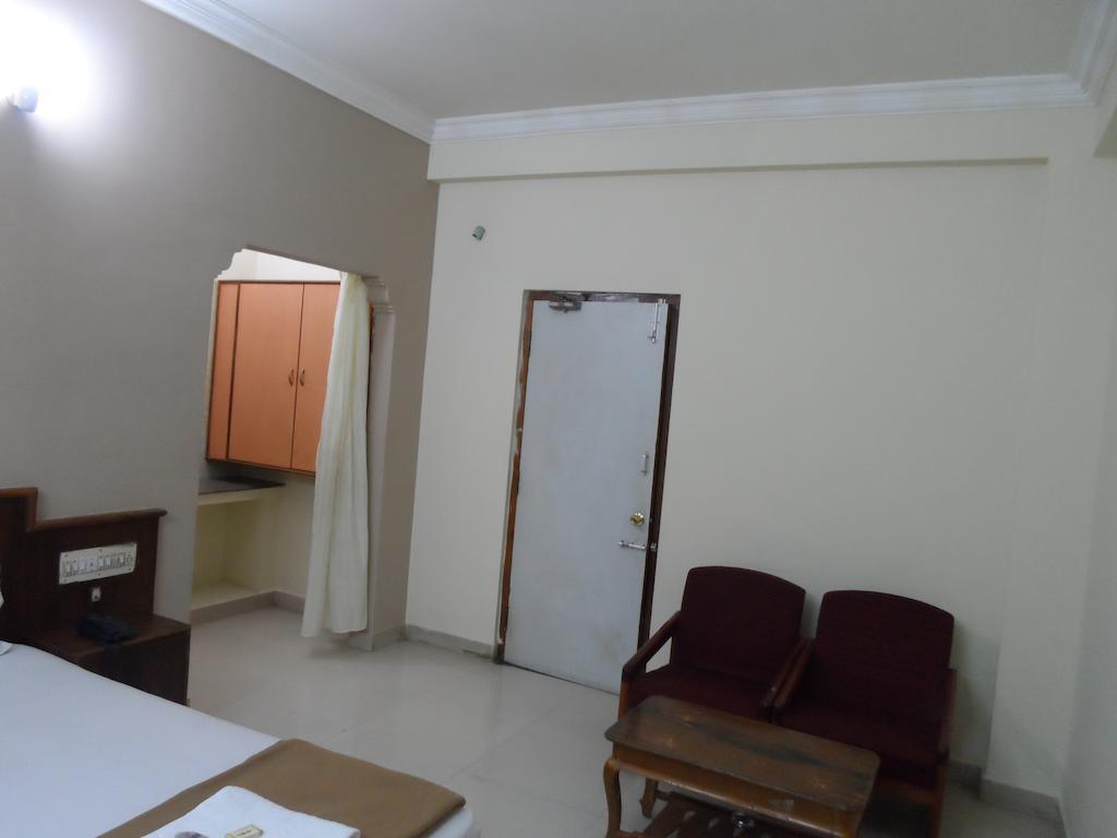 Hotel Sunilkrishna Tirupati Pokoj fotografie